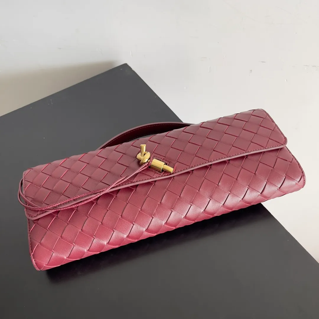The batch of 1360 BV Andiamo evening handbags has been heavily planted again~ The designer aesthetics in the era of economic downturn are back. I fall in love with it at first sight and can't put it down. It's so beautiful and full of aura. The shape and texture are very competitive. It's light in weight and has sufficient capacity. It's a must-have for fashionistas. It's suitable for many occasions, minimalist, high-end and light luxury. Model No.: 741511 Size: 31*13*3cm